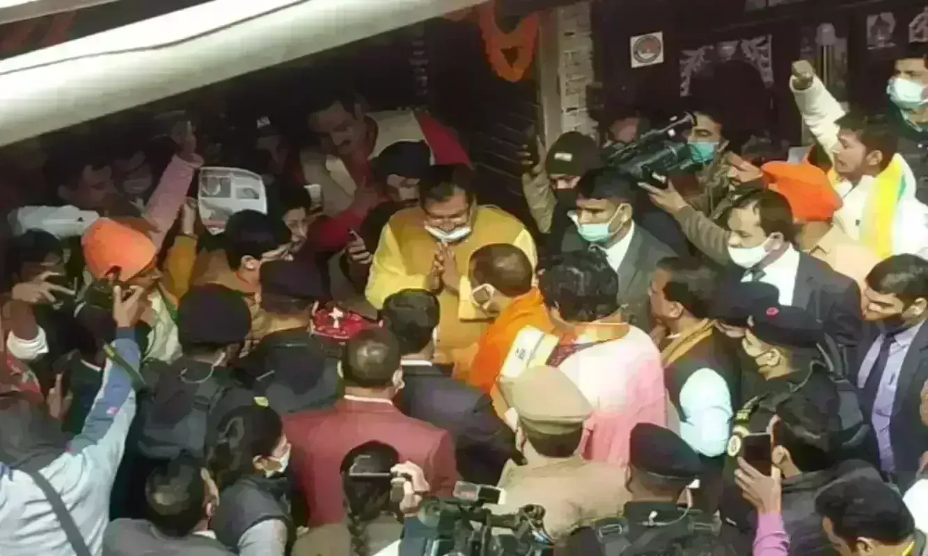 योगी आदित्यनाथ गोरखपुर में पहुंचे मतदाताओं के घर, लोगों ने आरती कर स्वागत किया