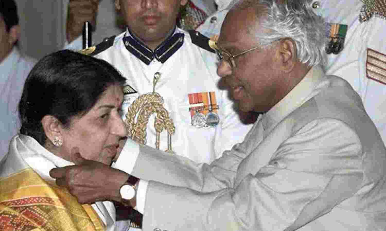 मानो सम्मान और पुरुस्कार कम पड़ गए हो...