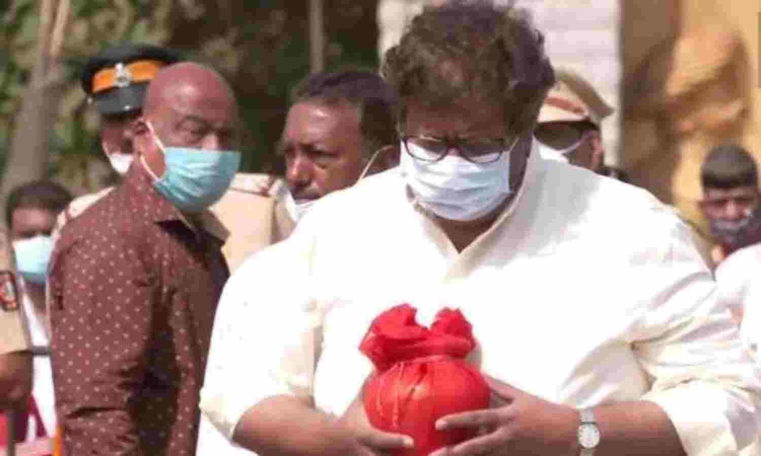 लता मंगेशकर की अस्थियां भतीजे आदि को सौंपी गईं