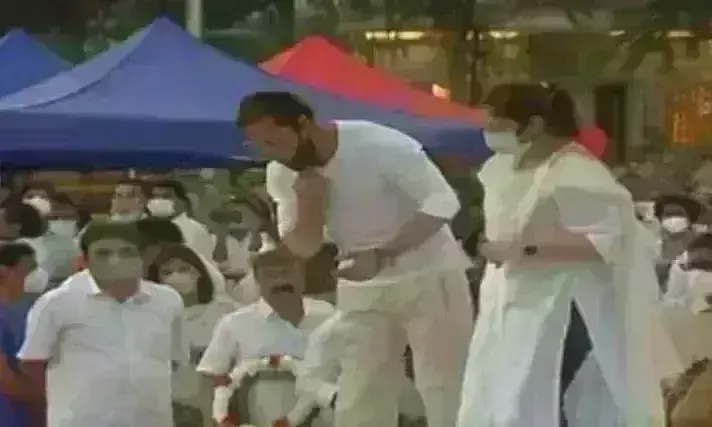 शाहरुख़ खान ने थूंका या फूंका, तस्वीर वायल, दो गुटों में बंटे सोशल मीडिया यूजर्स