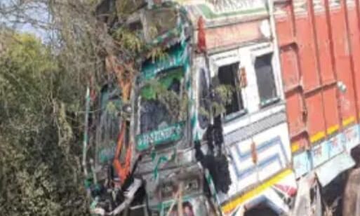 सड़क हादसा : तेज रफ्तार ट्रक ने सूमो और बाइक में मारी टक्कर, दो की मौत, आठ घायल सड़क हादसा : तेज रफ्तार ट्रक ने सूमो और बाइक में मारी टक्कर, दो की मौत, आठ घायल