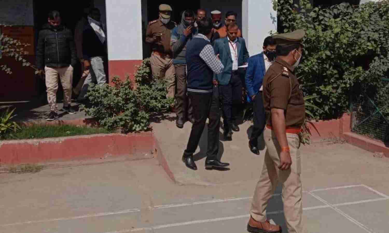 बांदा : प्रेक्षक ने शहर के बूथों का लिया जायजा