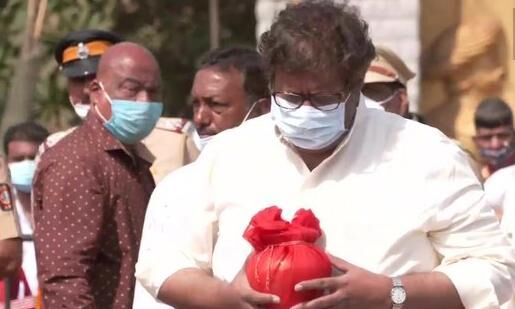 लता मंगेशकर की अस्थियां भतीजे आदि को सौंपी गईं