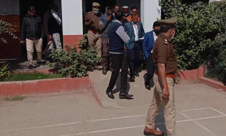 बांदा : प्रेक्षक ने शहर के बूथों का लिया जायजा