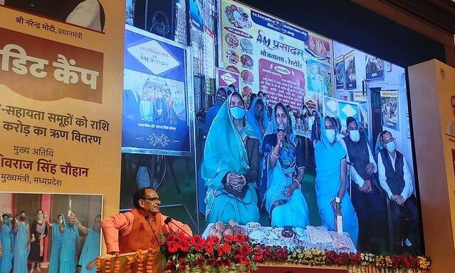 मुख्यमंत्री ने स्व-सहायता समूह के सदस्यों को वितरित किए 300 करोड़ रुपये के ऋण