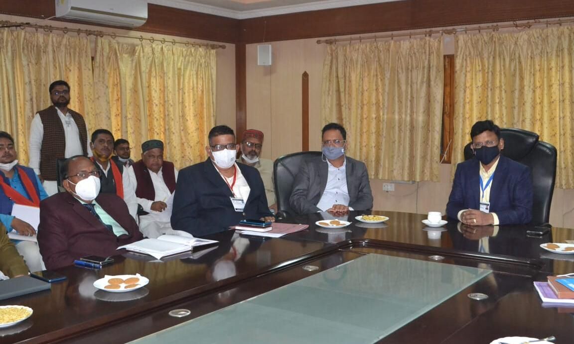 राजनैतिक दलों के प्रतिनिधियों के साथ प्रेक्षकों व अधिकारियों ने की बैठक राजनैतिक दलों के प्रतिनिधियों के साथ प्रेक्षकों व अधिकारियों ने की बैठक