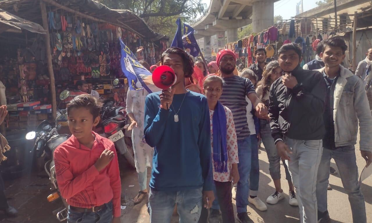 जिले की सड़कों पर निकल पड़ा अलग-अलग आकार में प्रत्याशियों का प्रचार, 38 मैदान में