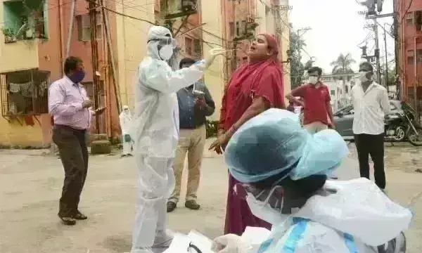 कोरोना संक्रमितों की संख्या में उतार-चढ़ाव जारी, 24 घंटों में मिले 71 हजार नए मरीज