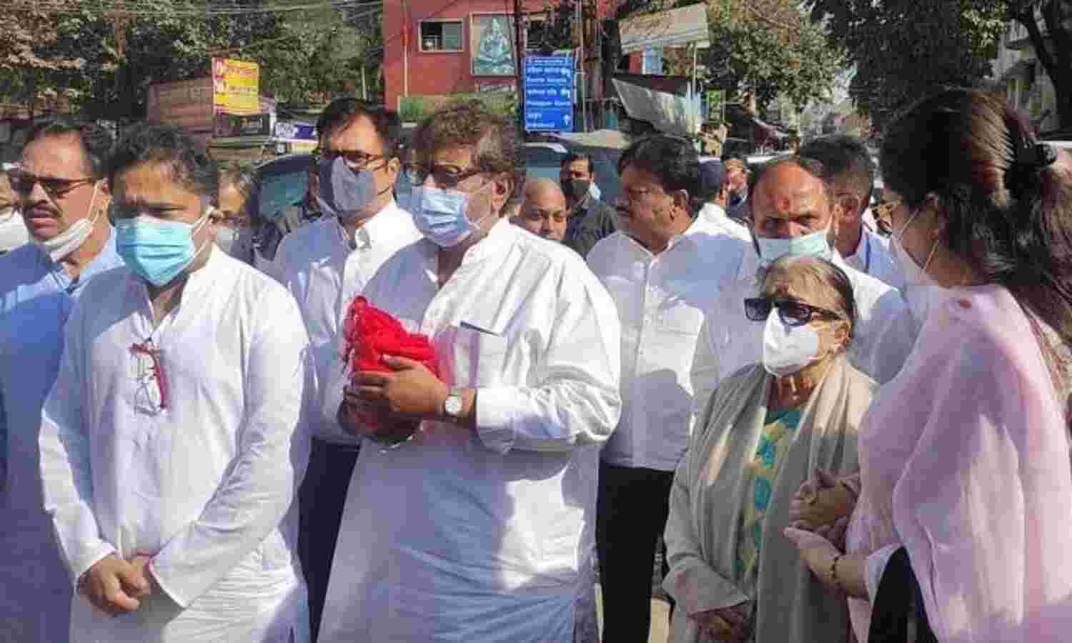 लता मंगेशकर की अस्थियां गोदावरी में विसर्जित, लोगों ने दी श्रद्धांजलि