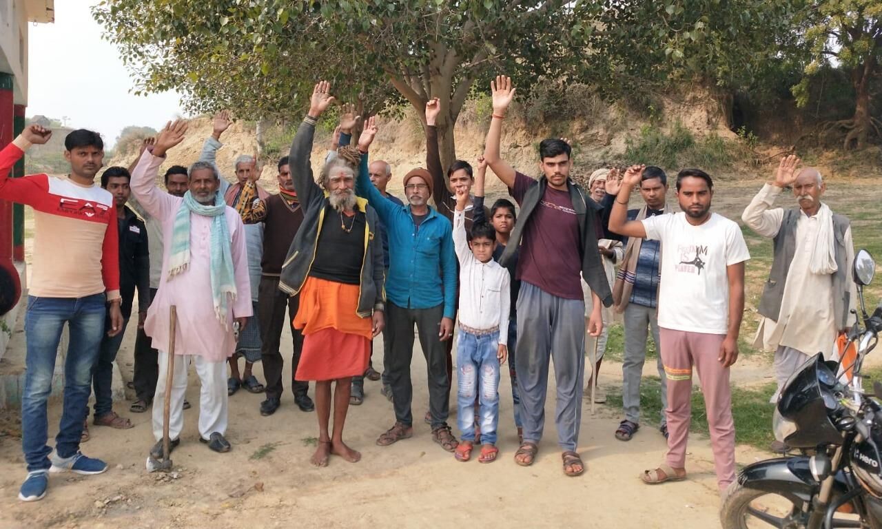 चुनाव के मौके पर उठायी सड़क निर्माण की मांग, टांगा बैनर किया प्रदर्शन चुनाव के मौके पर उठायी सड़क निर्माण की मांग, टांगा बैनर किया प्रदर्शन