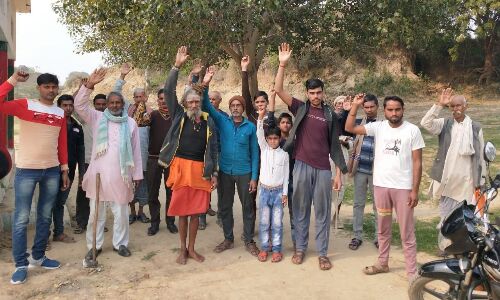 चुनाव के मौके पर उठायी सड़क निर्माण की मांग, टांगा बैनर किया प्रदर्शन चुनाव के मौके पर उठायी सड़क निर्माण की मांग, टांगा बैनर किया प्रदर्शन