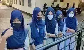 हिजाब विवाद : हाईकोर्ट ने स्कूलों में धार्मिक पोशाक पहनने पर लगाया प्रतिबंध