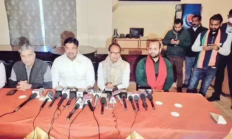 शिवराज सिंह का कांग्रेस पर तंज, कहा- हरीश रावत काम करने वाले होते तो हार का रिकॉर्ड नहीं बनाते