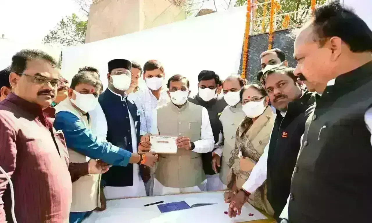 भाजपा अध्यक्ष ने शुरू किया समर्पण निधि अभियान, कहा - कांग्रेस के खून में काला धन भरा है