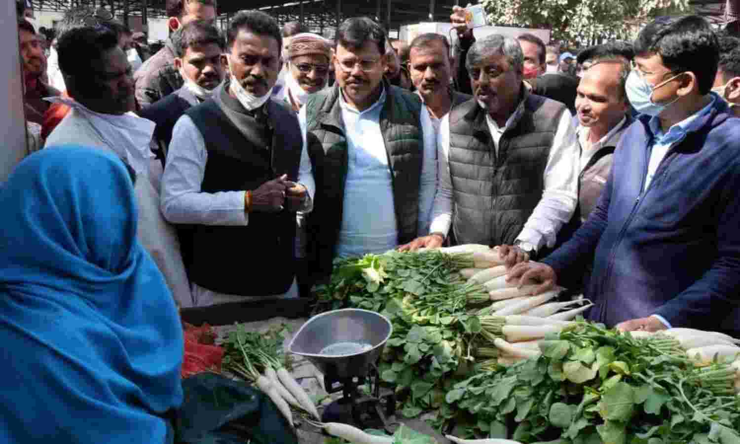 ऊर्जामंत्री के साथ नई सब्जी मंडी पहुंचे प्रभारी मंत्री, कहा- सुविधाओं की कमी न रहे