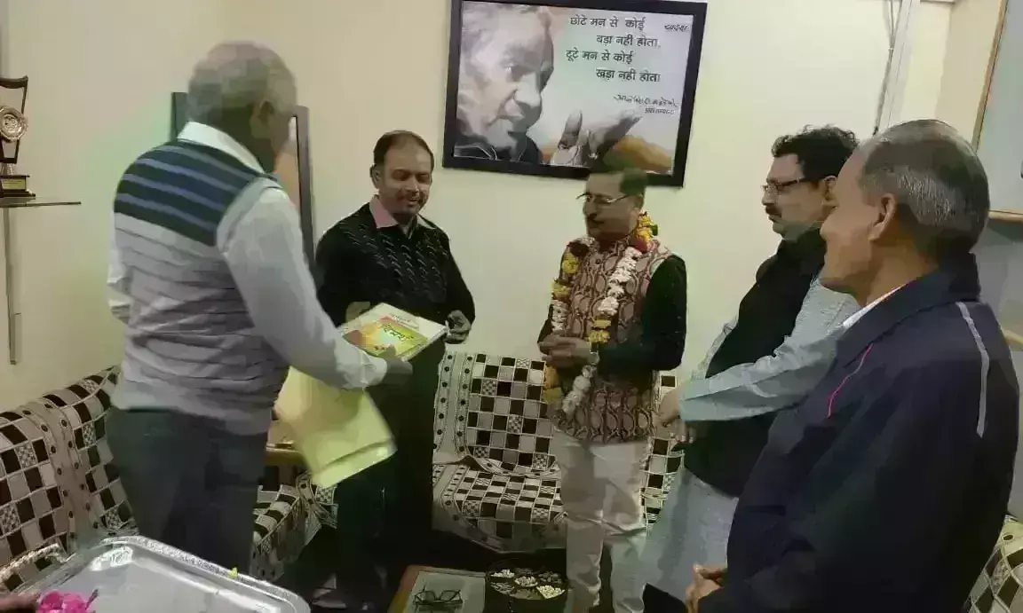 मप्र साहित्य अकादमी के निदेशक डॉ विकास दवे पहुंचे स्वदेश, आत्मीय स्वागत हुआ मप्र साहित्य अकादमी के निदेशक डॉ विकास दवे पहुंचे स्वदेश, आत्मीय स्वागत हुआ