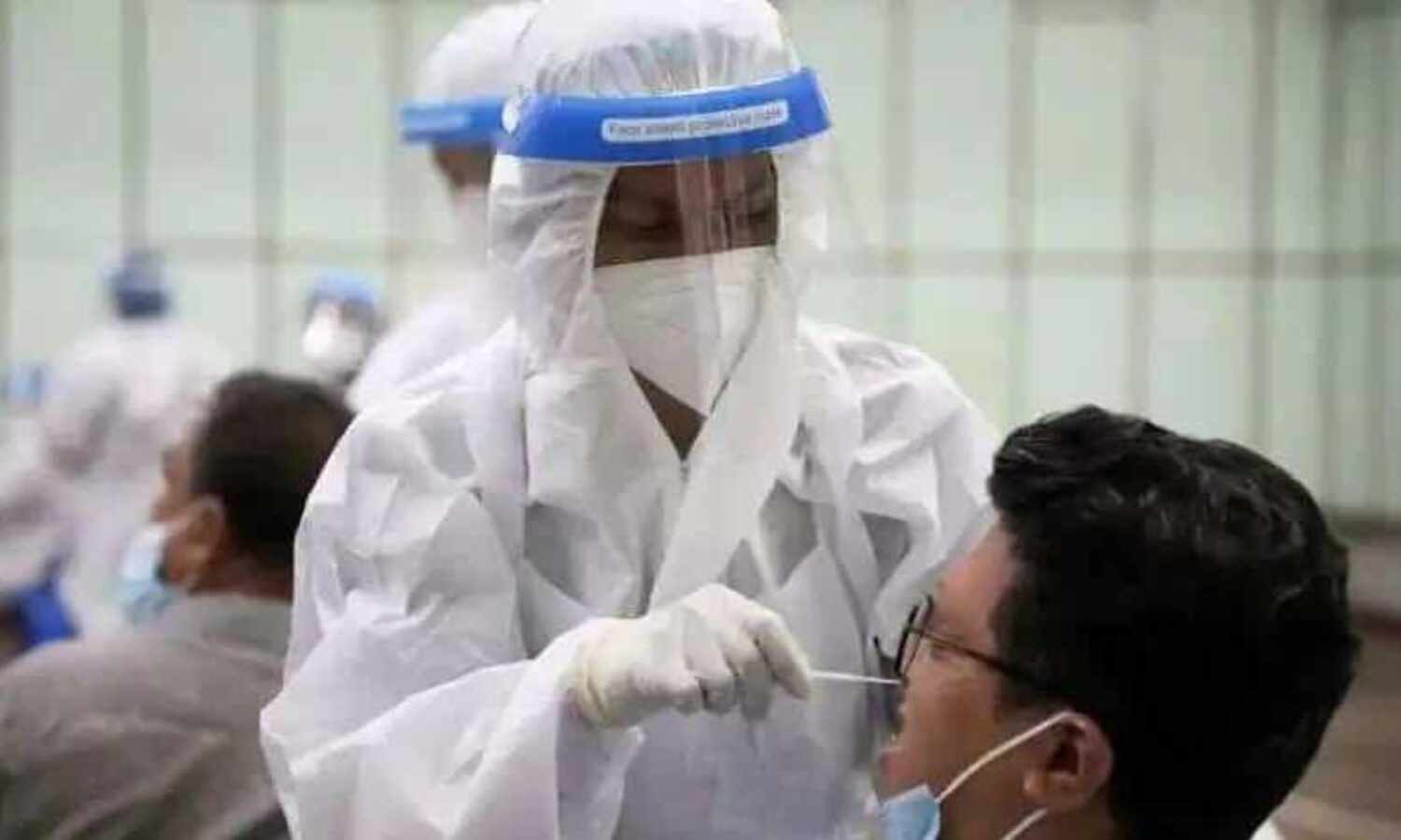 देश में कोरोना संक्रमितों की संख्या में उतार-चढ़ाव, 24 घंटों में 50 हजार नए मरीज