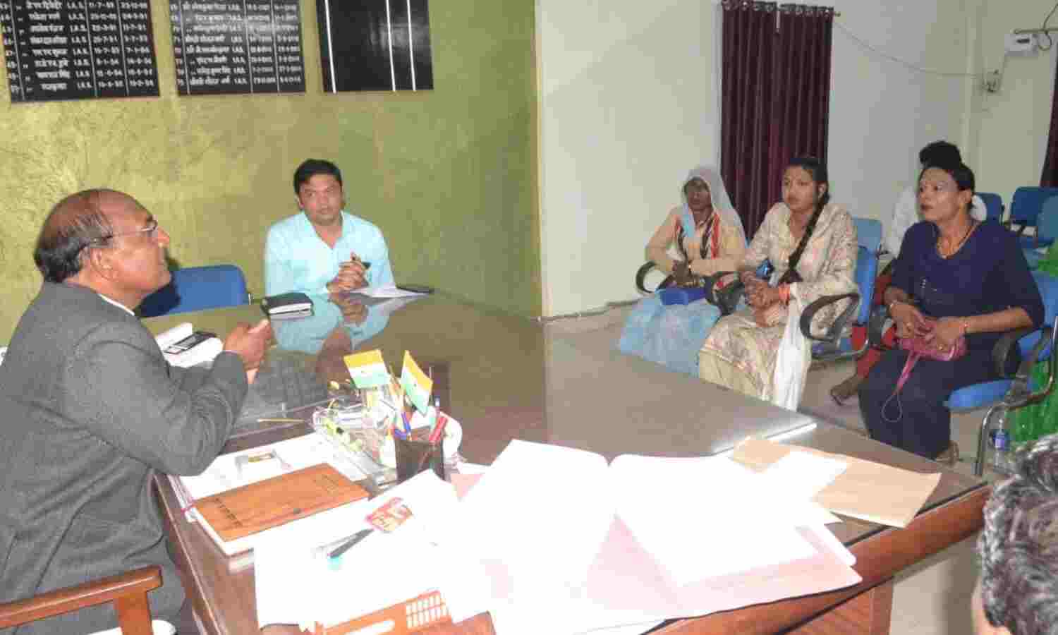 जिलाधिकारी ने किन्नरों के साथ बैठक कर 75 प्लस के लिए की चर्चा जिलाधिकारी ने किन्नरों के साथ बैठक कर 75 प्लस के लिए की चर्चा