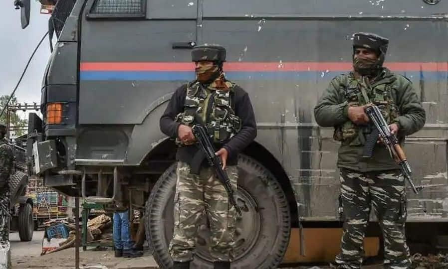 बारामुला से अल-बद्र के तीन आतंकी गिरफ्तार, हथियार व गोलाबारूद भी बरामद