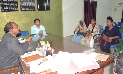 जिलाधिकारी ने किन्नरों के साथ बैठक कर 75 प्लस के लिए की चर्चा जिलाधिकारी ने किन्नरों के साथ बैठक कर 75 प्लस के लिए की चर्चा