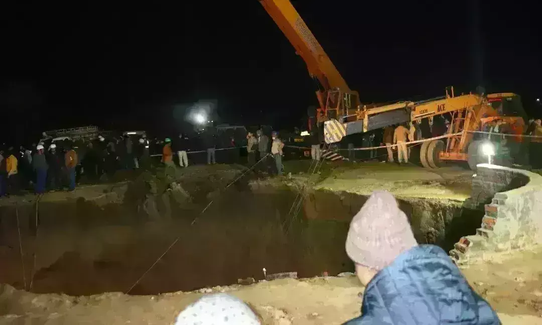 कटनी में धंसकी सुरंग, नौ मजदूर दबे, सात को बचाया