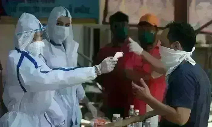 देश में तेजी से घट रही नए संक्रमितों की संख्या, 24 घंटों में  44 हजार नए मरीज