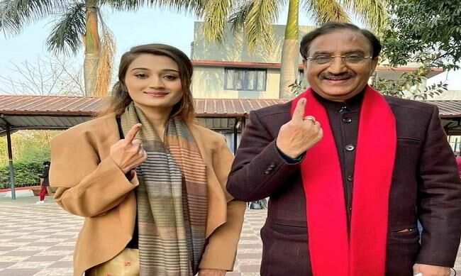 उत्तराखंड में मतदान जारी, 1 बजे तक 34 फीसदी वोटिंग, पूर्व सीएम समेत दिग्गजों ने डाले वोट