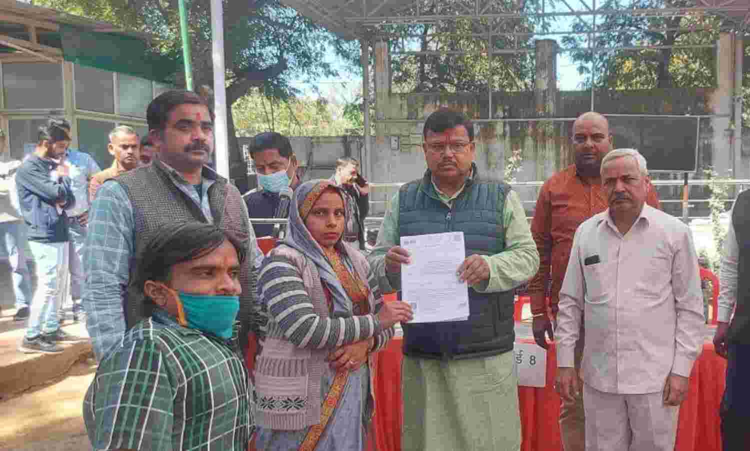 ऊर्जा मंत्री तोमर ने वितरित की राशन पर्ची, हाथठेला कार्ड ऊर्जा मंत्री तोमर ने वितरित की राशन पर्ची, हाथठेला कार्ड