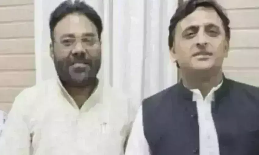 सपा प्रत्याशी की पत्नी मतदाताओं को बांट रही थी रूपए, पुलिस ने दर्ज की  एफआईआर