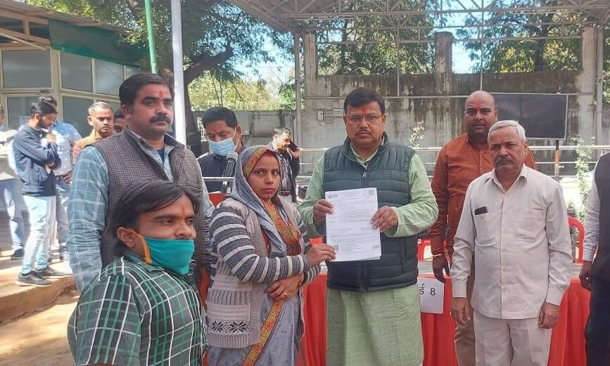 ऊर्जा मंत्री तोमर ने वितरित की राशन पर्ची, हाथठेला कार्ड ऊर्जा मंत्री तोमर ने वितरित की राशन पर्ची, हाथठेला कार्ड