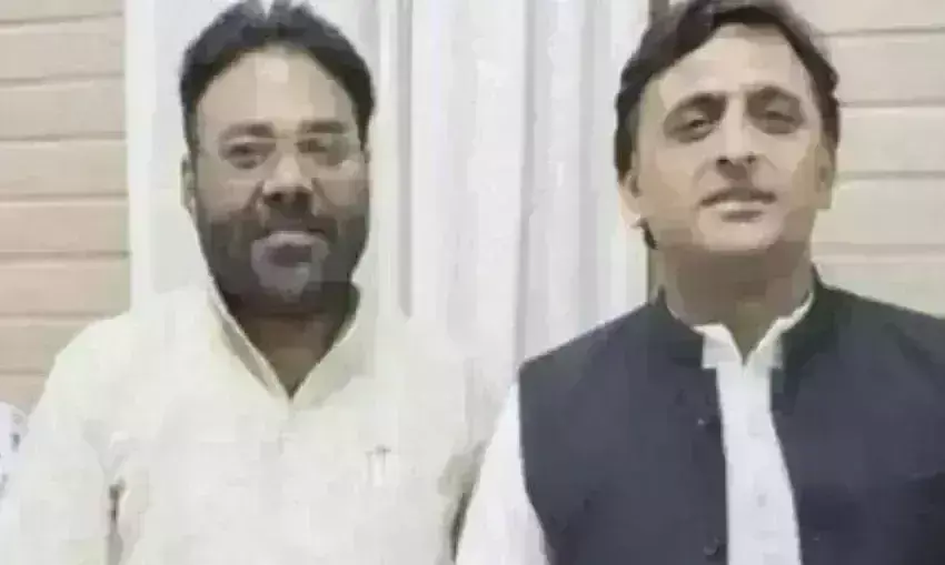 सपा प्रत्याशी की पत्नी मतदाताओं को बांट रही थी रूपए, पुलिस ने दर्ज की  एफआईआर