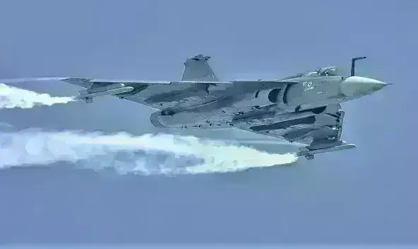 सिंगापुर एयर शो: भारत के स्वदेशी लड़ाकू तेजस ने दिखाई ताकत, दर्शक हुए रोमांचित