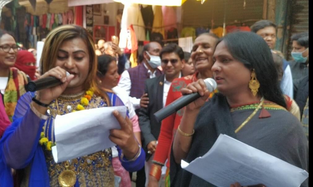 मतदाताओं को जगा रहे दुआओं की झोली और किन्नरों की टोली