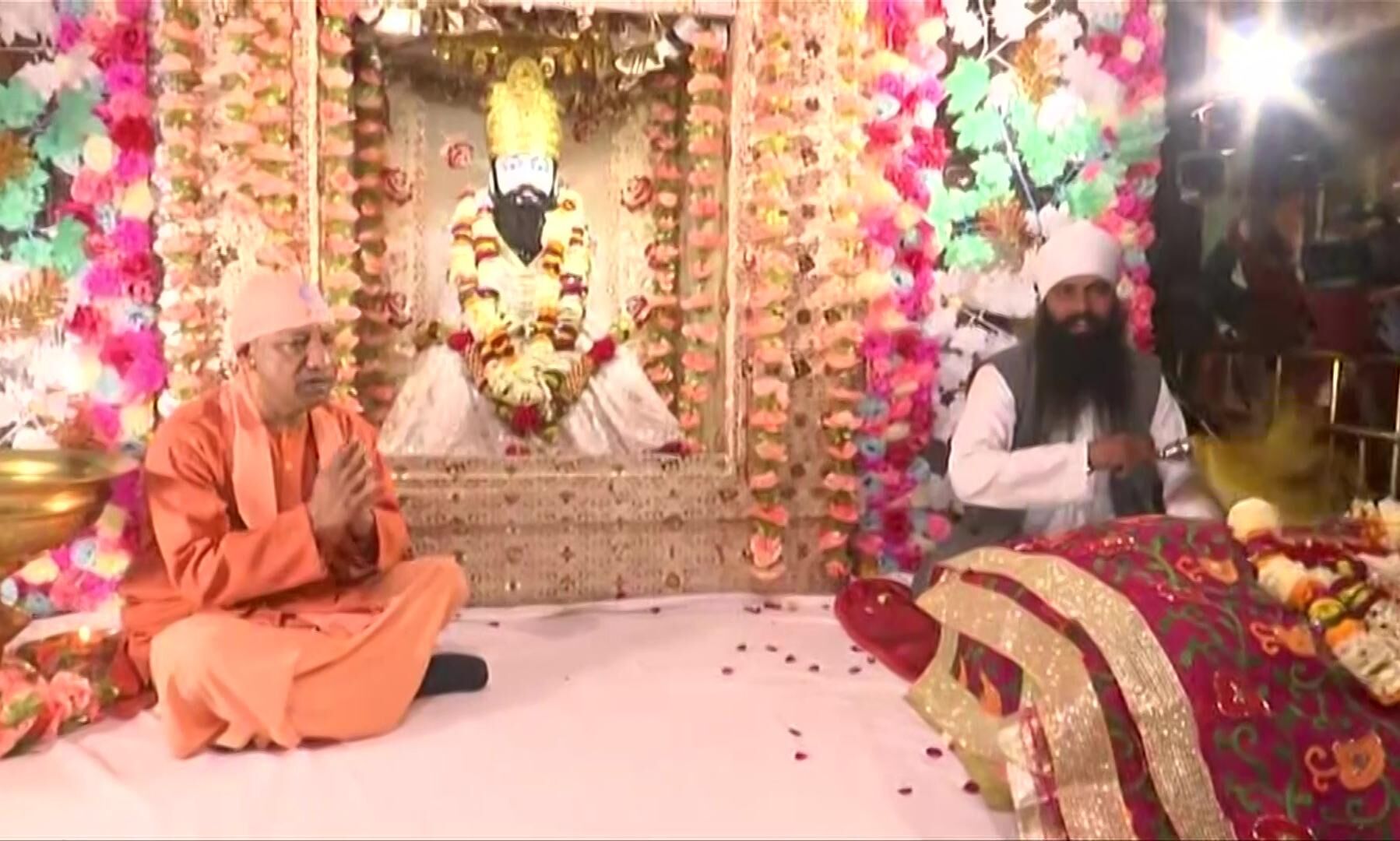 योगी आदित्यनाथ ने गुरू रविदास मंदिर में माथा टेका, लंगर भी छका योगी आदित्यनाथ ने गुरू रविदास मंदिर में माथा टेका, लंगर भी छका