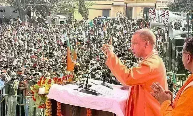 योगी आदित्यनाथ पहुंचे हमीरपुर, वैक्सीन और बुलडोजर के सहारे सपा-बसपा पर हमला बोला