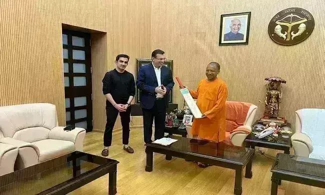 आईपीएल टीम लखनऊ सुपर जॉयंट्स ने योगी आदित्यनाथ को गिफ्ट किया पहला बल्ला