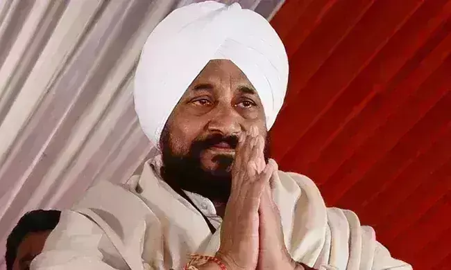 चरणजीत चन्नी समय खत्म होने के बाद करते रहे प्रचार, चुनाव आयोग ने दर्ज कराया केस चरणजीत चन्नी समय खत्म होने के बाद करते रहे प्रचार, चुनाव आयोग ने दर्ज कराया केस