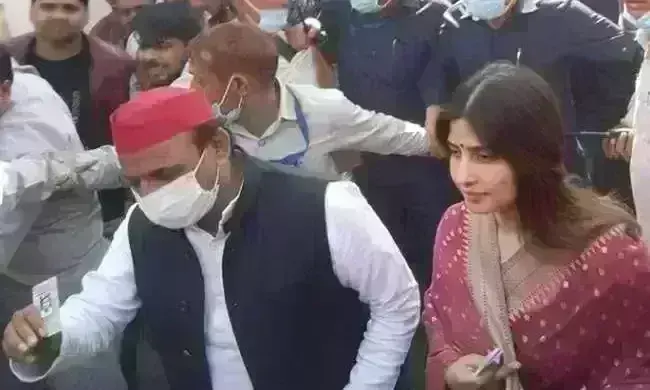 सैफई में एकजुट दिखा यादव परिवार, मुलायम-अखिलेश समेत सभी ने किया मतदान