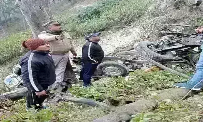 उत्तराखंड में बड़ा हादसा, बारातियों से भारी बोलेरो खाई में गिरी, 14 की मौत
