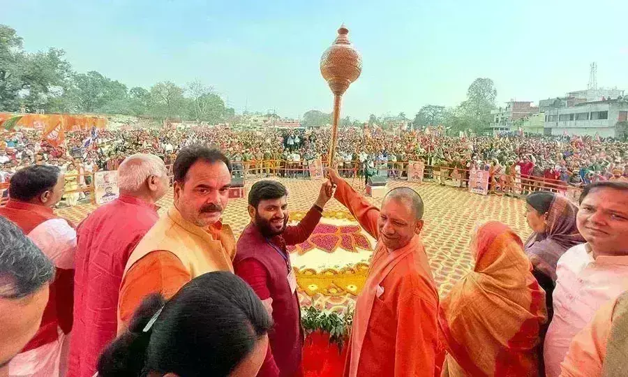 योगी ने बताया सरकार का प्लान, कहा- एक हाथ में होगी विकास की छड़ी तो दूसरे में बुलडोजर... योगी ने बताया सरकार का प्लान, कहा- एक हाथ में होगी विकास की छड़ी तो दूसरे में बुलडोजर...