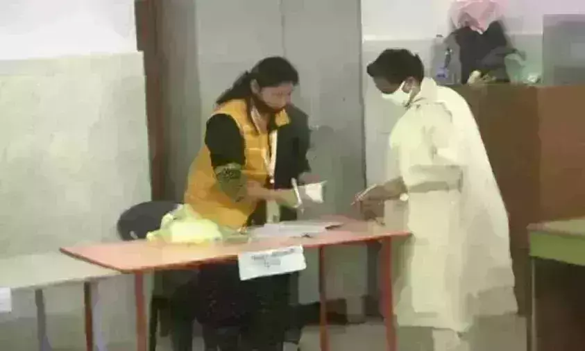 मायावती ने लखनऊ में किया मतदान, कहा- राज्य में बसपा की बनेगी सरकार