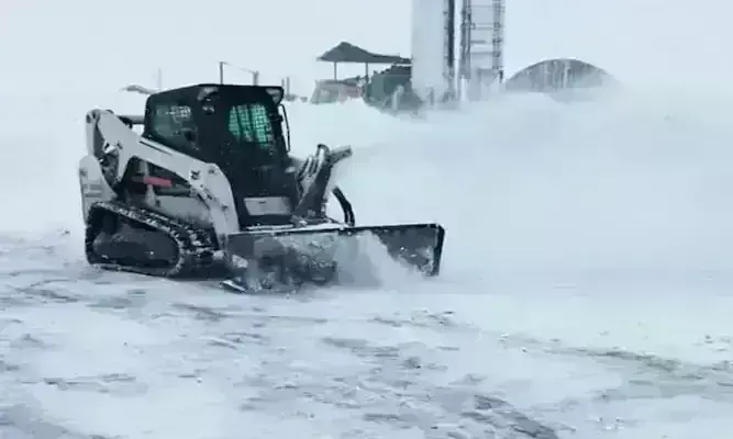 जम्मू-कश्मीर में भारी बर्फबारी से हुआ बुरा हाल, रेल,सड़क, हवाई यातायात ठप