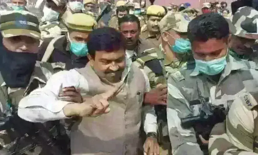 केंद्रीय मंत्री अजय मिश्रा ने डाला वोट, कड़ी सुरक्षा के बीच पहुंचे मतदान केंद्र