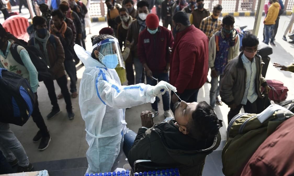 देश में नए संक्रमितों की संख्या में उतार-चढ़ाव जारी, 24 घंटों में 15,102 मरीज