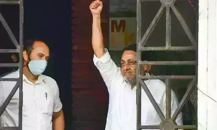 नवाब मलिक की गिरफ्तारी का विरोध, मुंबई में प्रदर्शन, दाऊद से रिश्तों की हो रही जांच