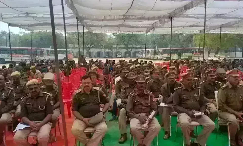 प्रयागराज, बस्ती और वाराणसी में चुनाव कराने को रवाना हुए पुलिस अधिकारी