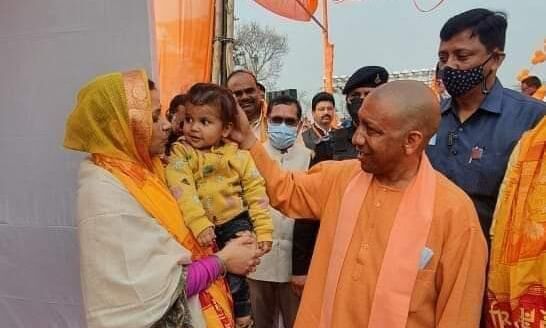 खब्बू तिवारी की डेढ़ साल की बेटी टुकटुक अपनी मां आरती तिवारी के साथ कर रही चुनाव प्रचार