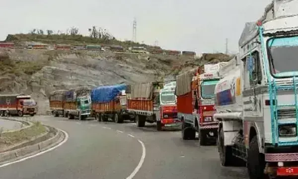 दो दिन बाद खुला जम्मू-कश्मीर हाईवे, जाम में फंसे वाहनों को निकाला गया