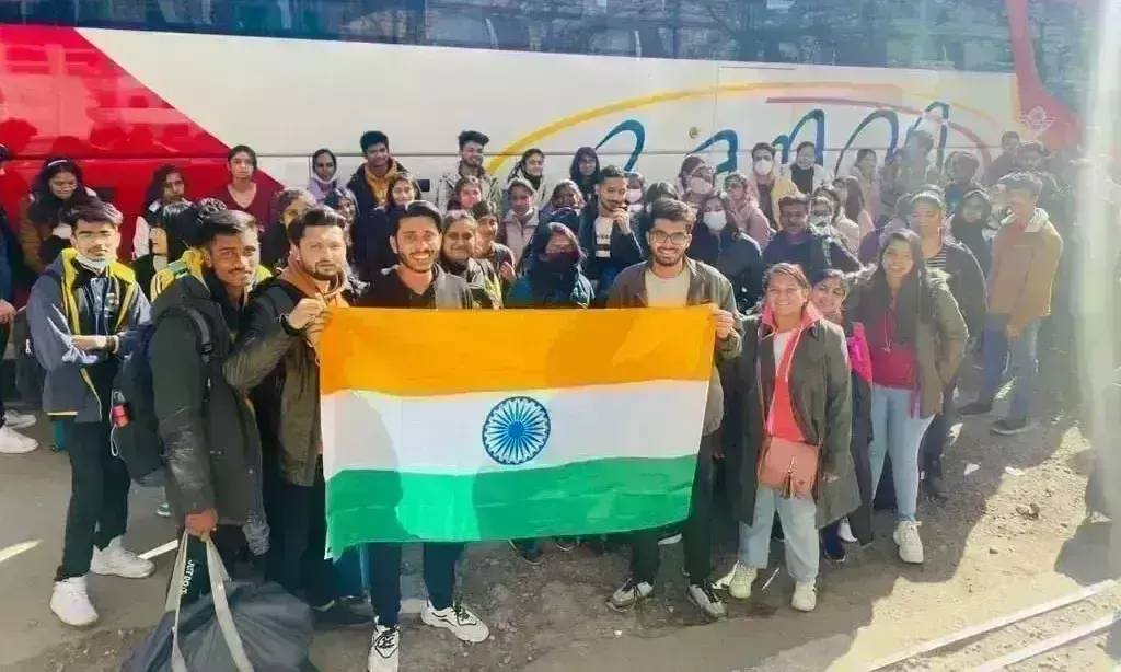 भारत ने शुरू किया निकासी अभियान, छात्रों का पहला ग्रुप रोमानिया सीमा के लिए रवाना