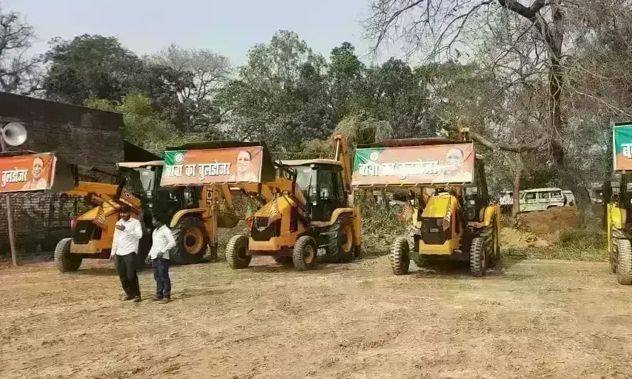 योगी आदित्यनाथ की सभा में पहुंचा बाबा का बुलडोजर, बना आकर्षण का केंद्र योगी आदित्यनाथ की सभा में पहुंचा बाबा का बुलडोजर, बना आकर्षण का केंद्र
